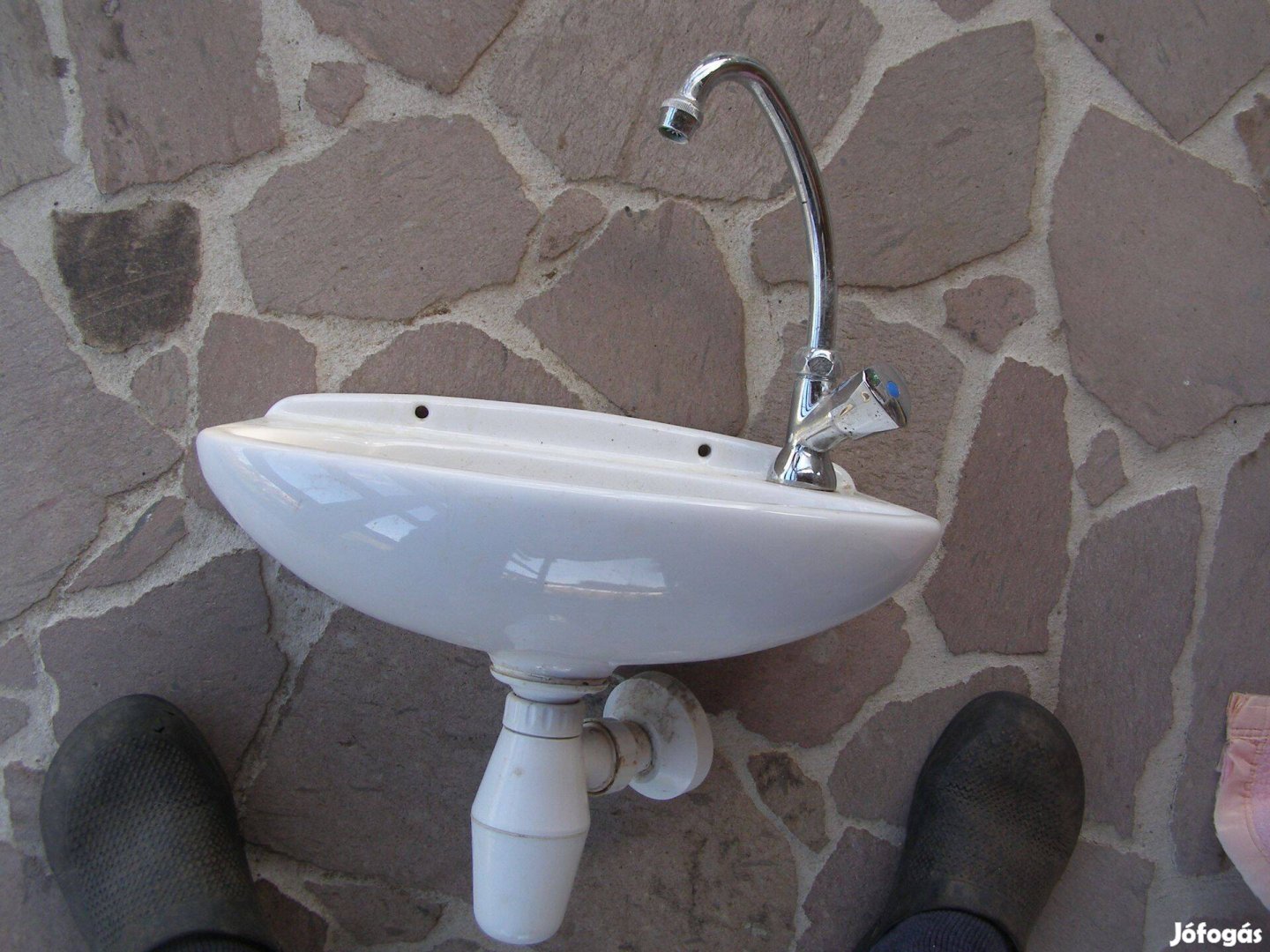 Kismosdó csappal és lefolyóval