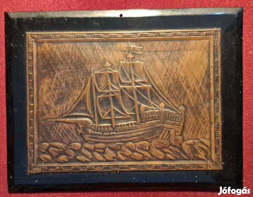 Kisplasztikai jellegű, falra akasztható dombormű relief II