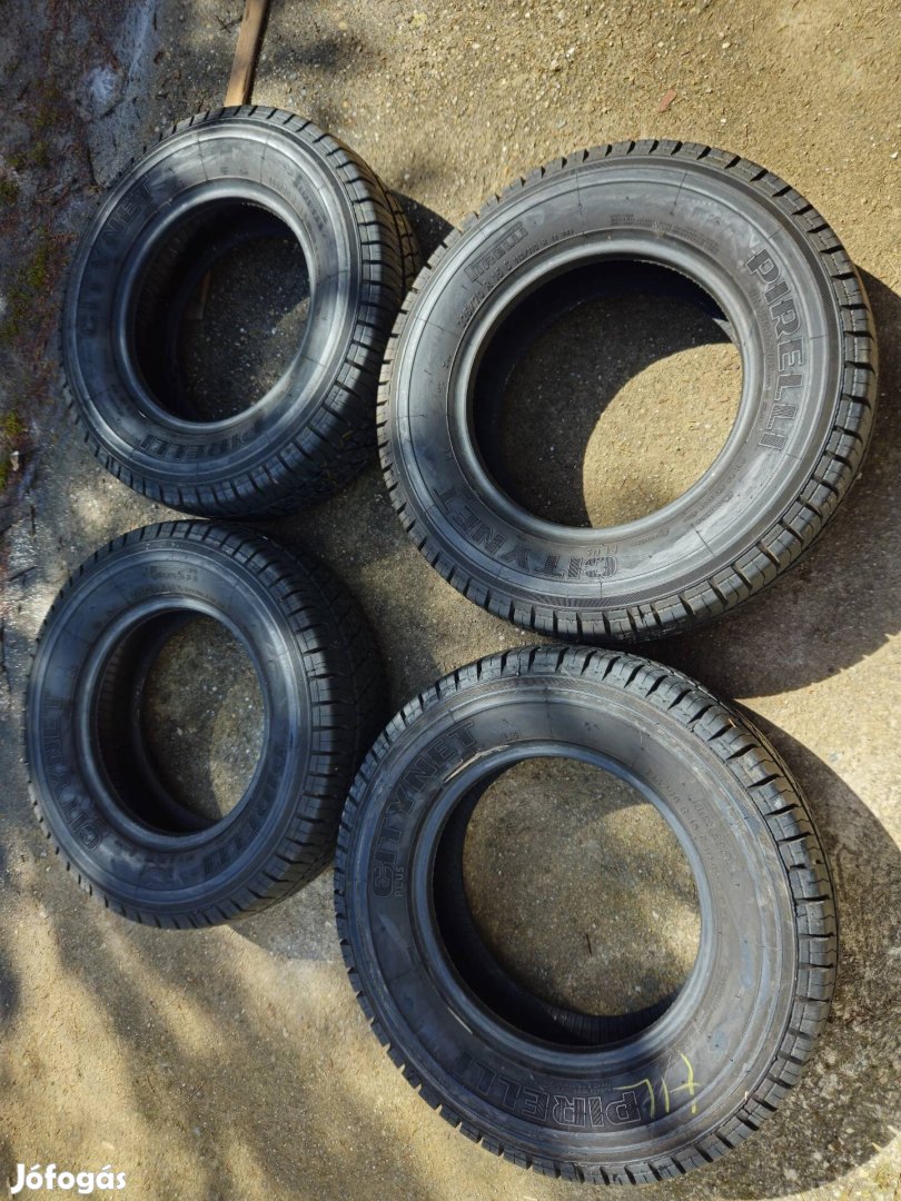 Kisteher autó gumik 4db Pirelli 225/70R15C