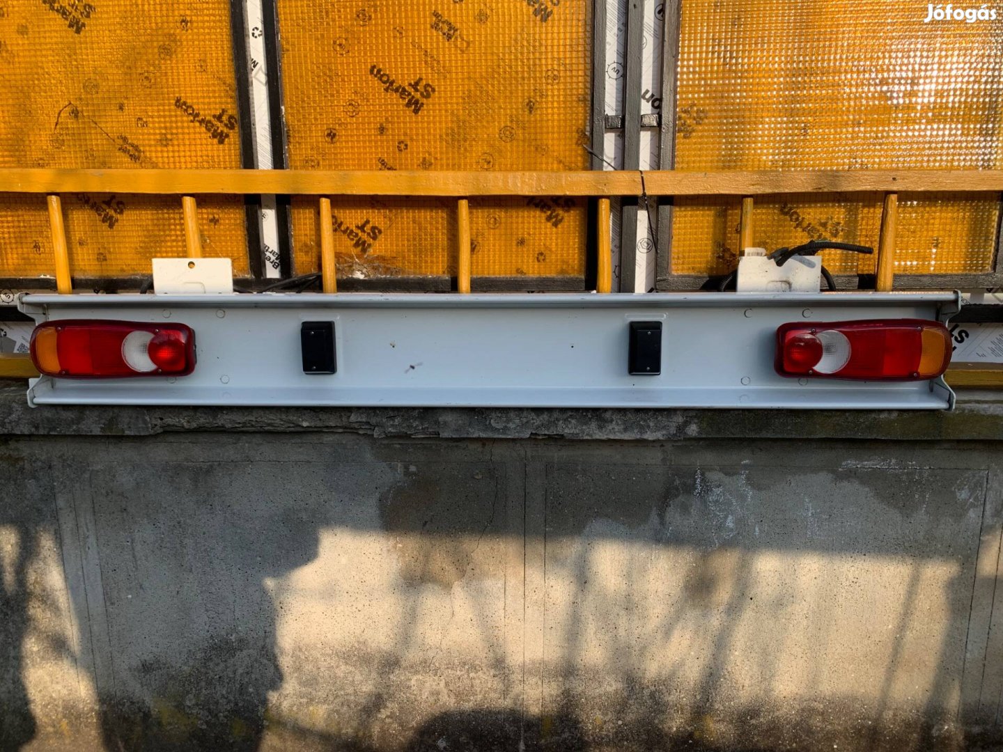 Kisteherautó hátsó fém lökhárító lámpákkal