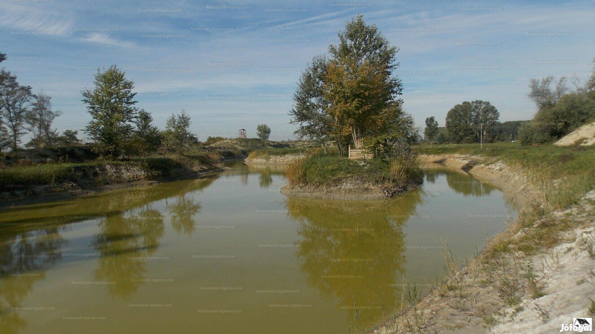 Kistelek mellett halastóval telek eladó