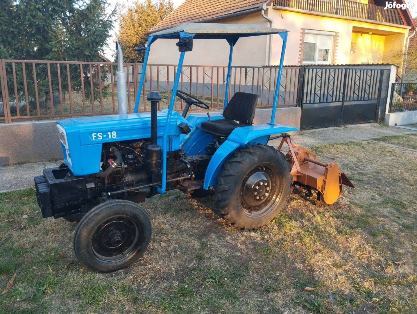 Kistraktor traktor 4db munkaeszközzel