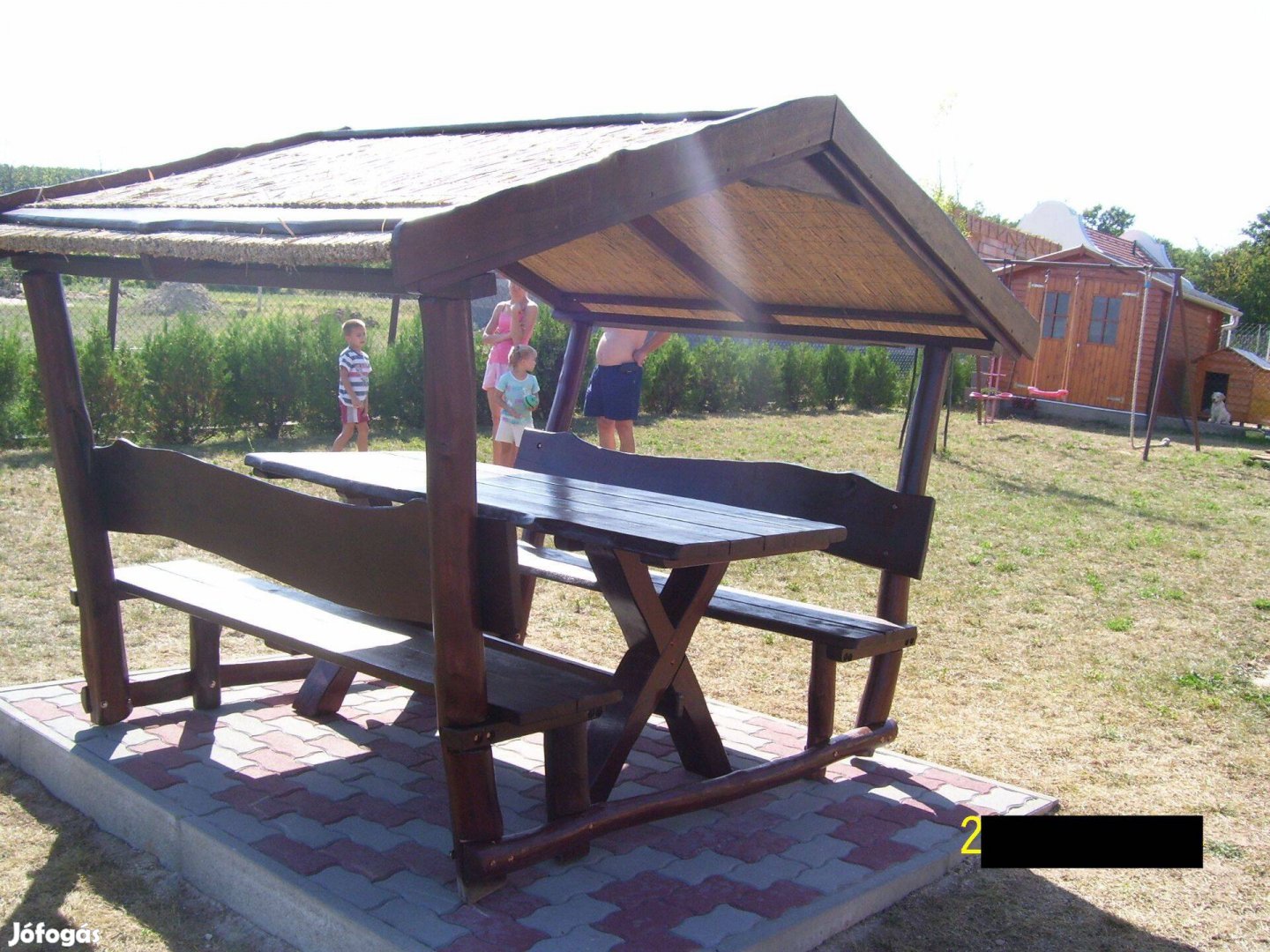 Kiülő nád tetővel