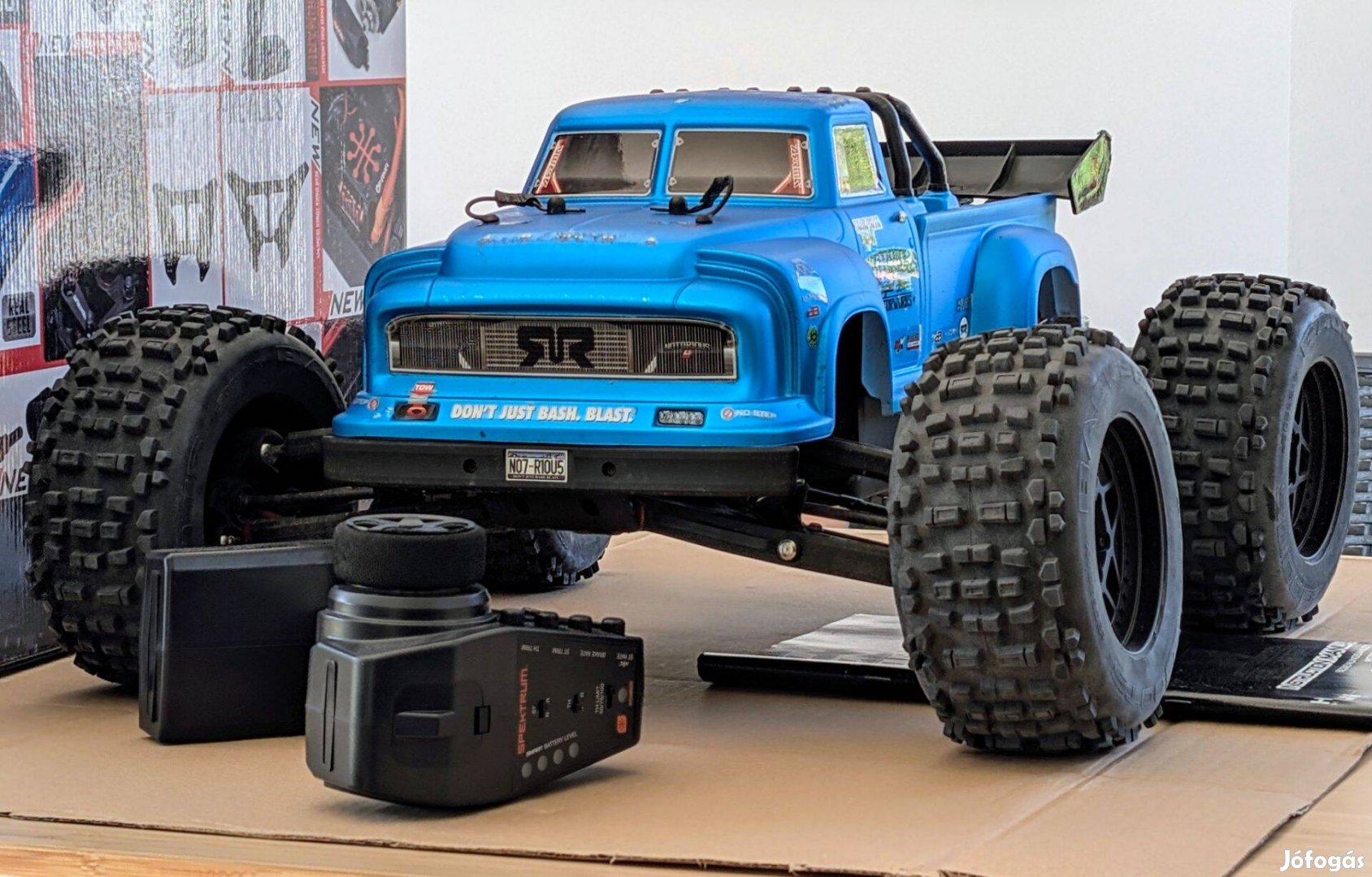 Kiváló állapotú Arrma Notorious 6S Blx 1: 8 4WD