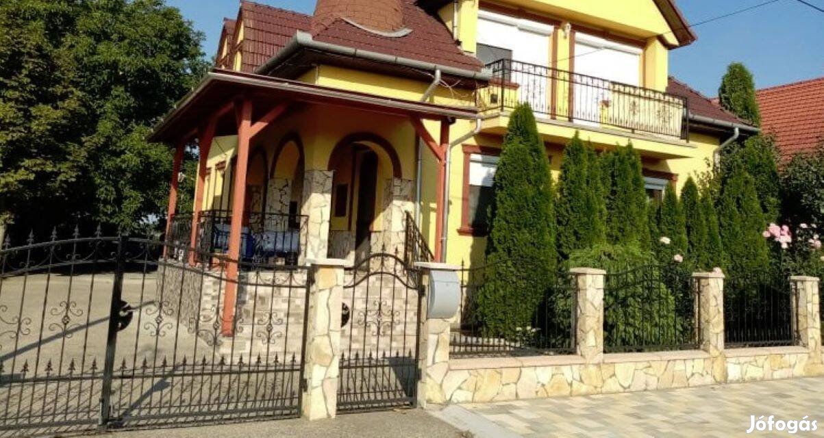 Kiváló állapotú családi ház eladó Lőrinci csendes utcájában