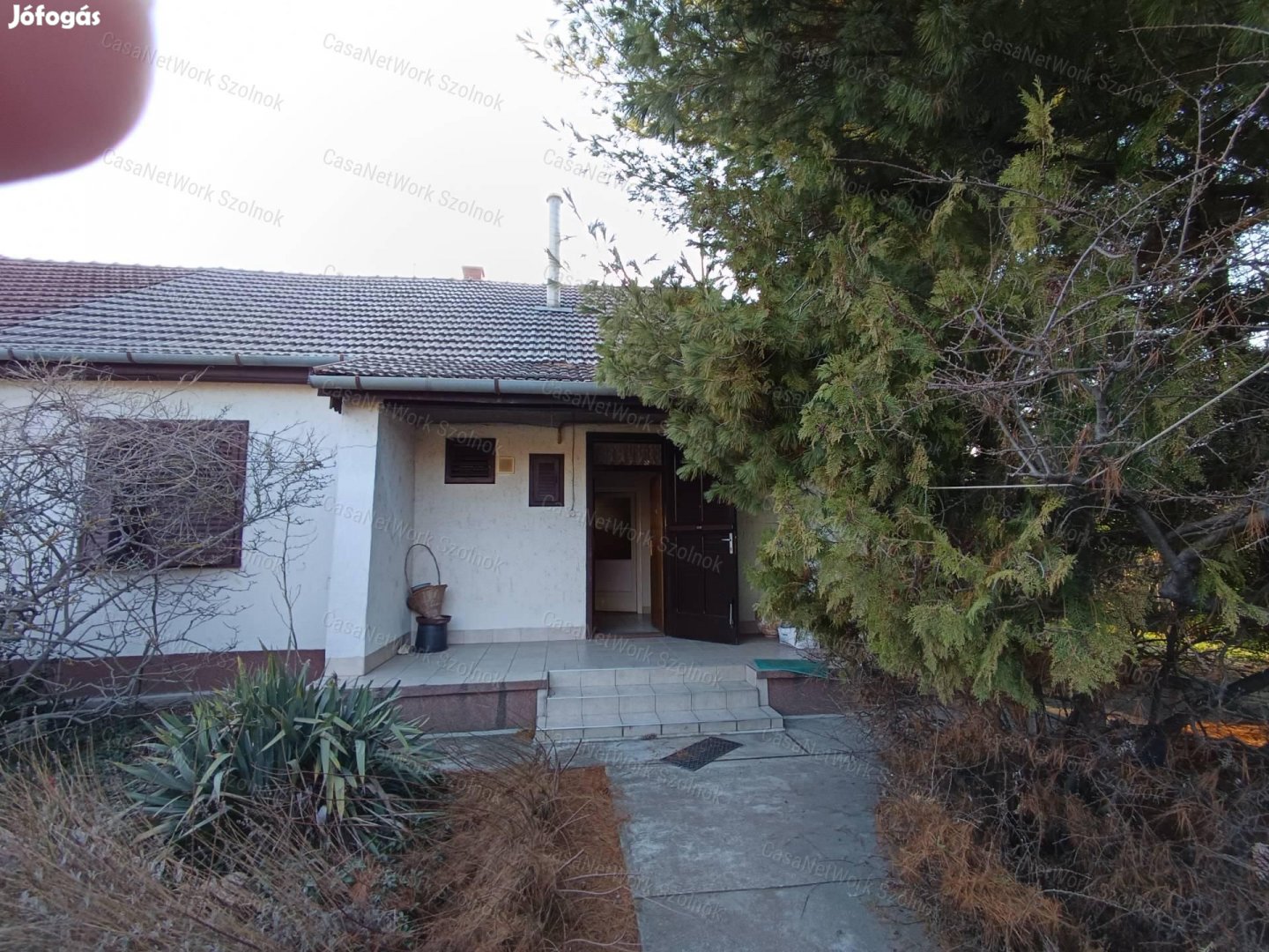 Kiváló állapotú ikerház fele eladó Szajolban