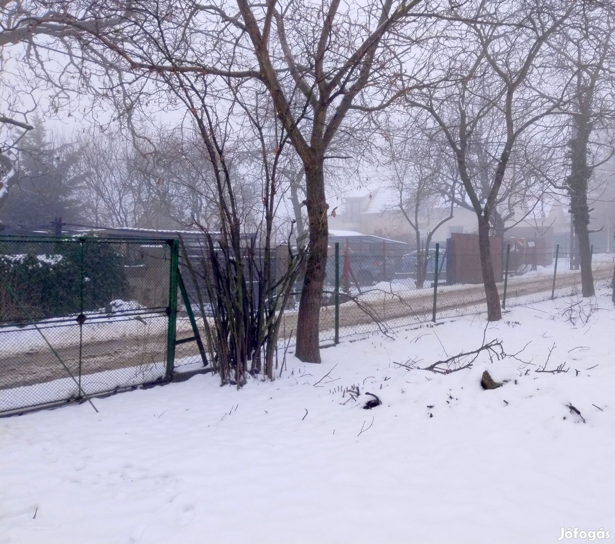 Kiváló helyen lévő telek nagyszerű szomszédok mellett eladó