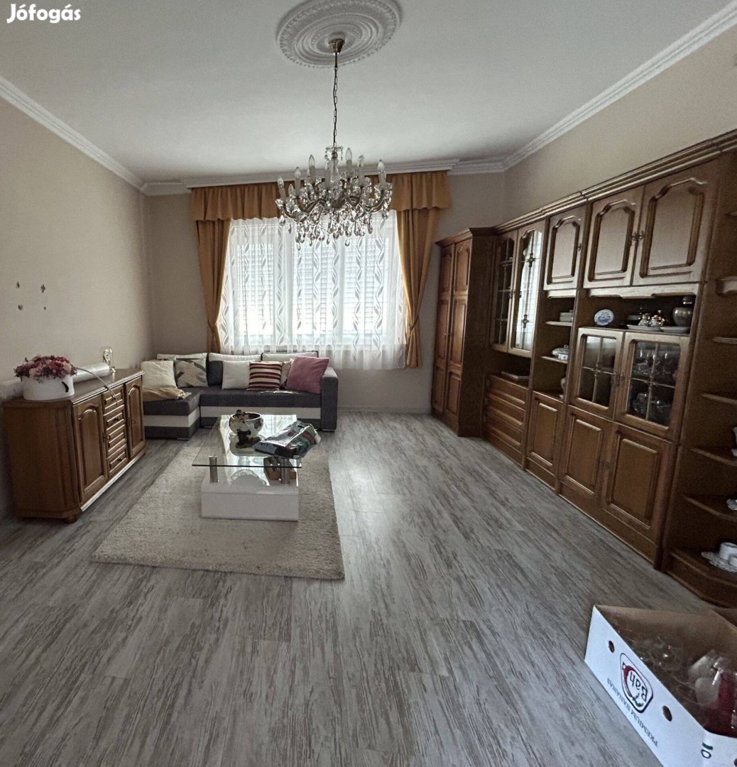 Kivételes adottságú ingatlan Csepregen nagy telek, több