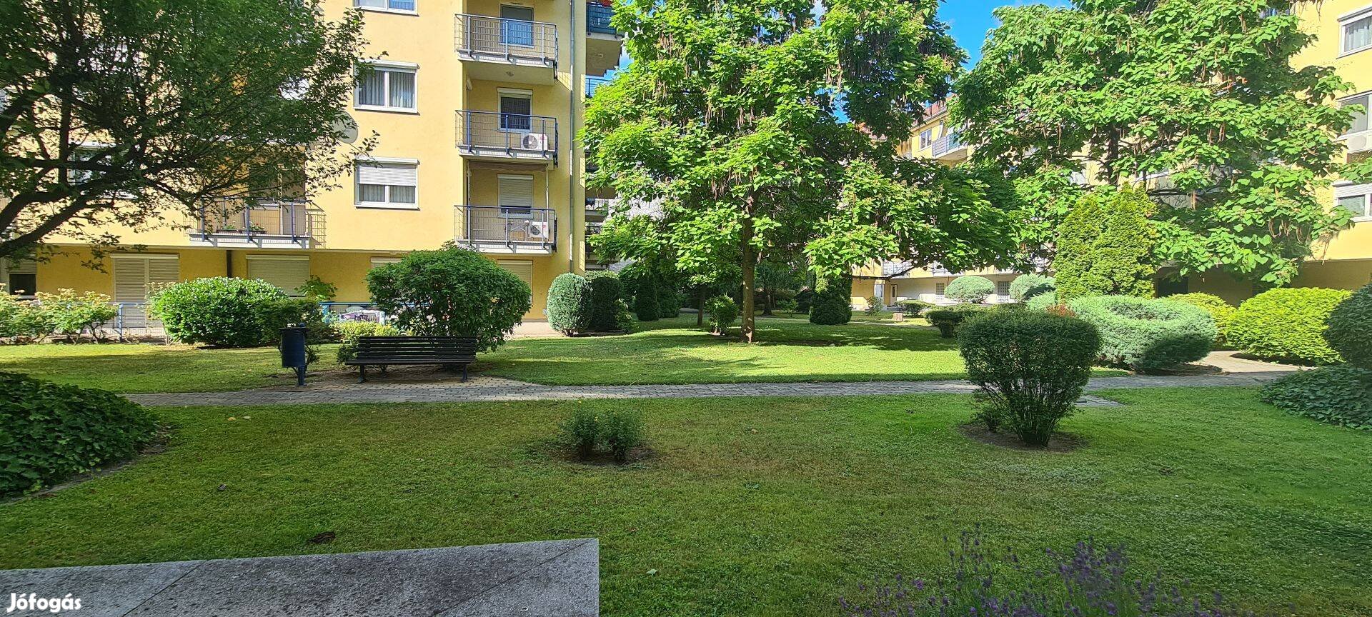 Kivételes kertkapcsos lakás a Tűzoltó utcában