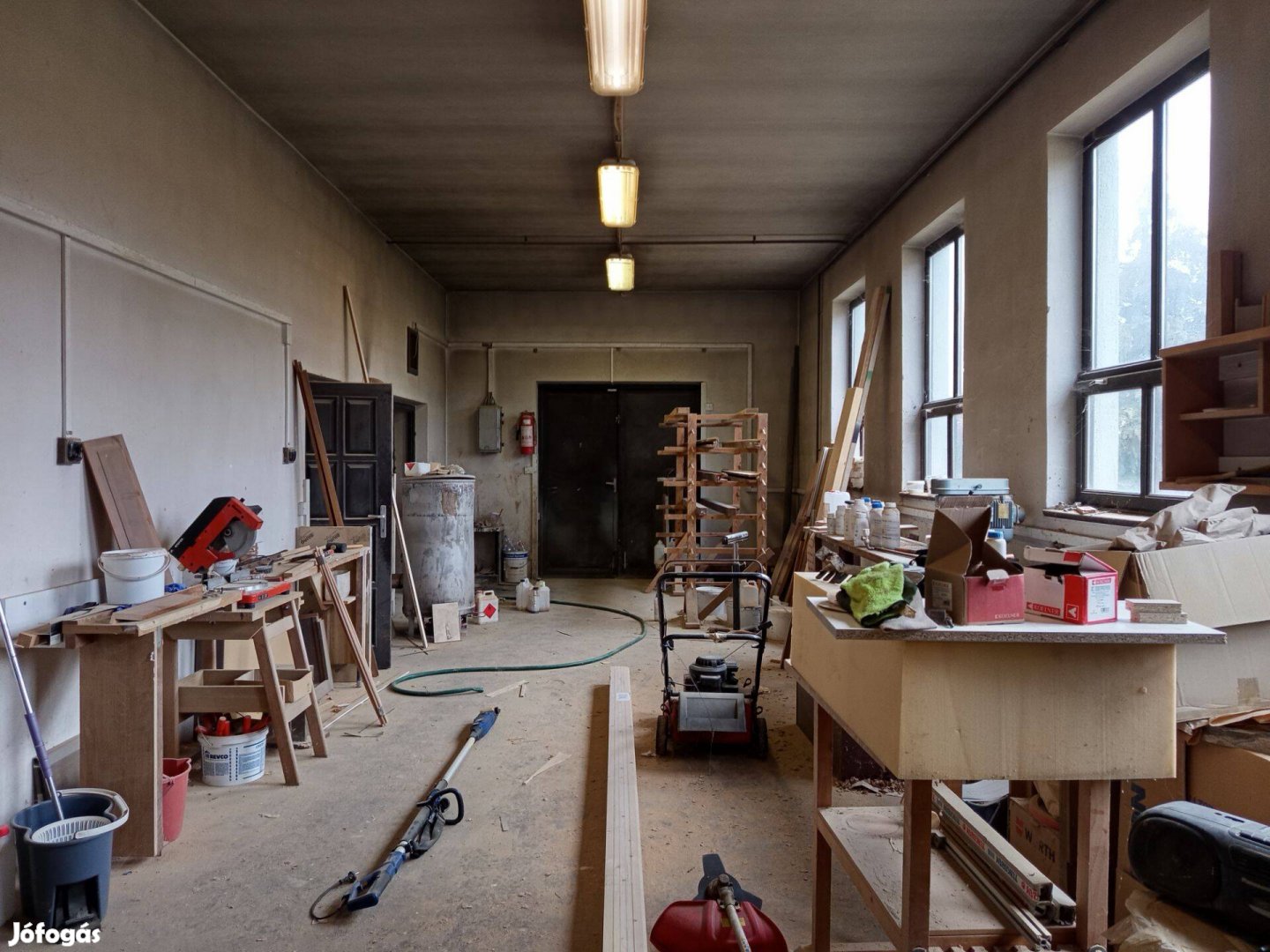 Kivételes lehetőség berendezett asztalosüzem bérlésére !