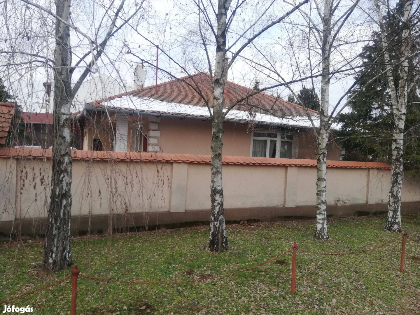 Kivezető főútvonal mentén 3+nappalis ház eladó