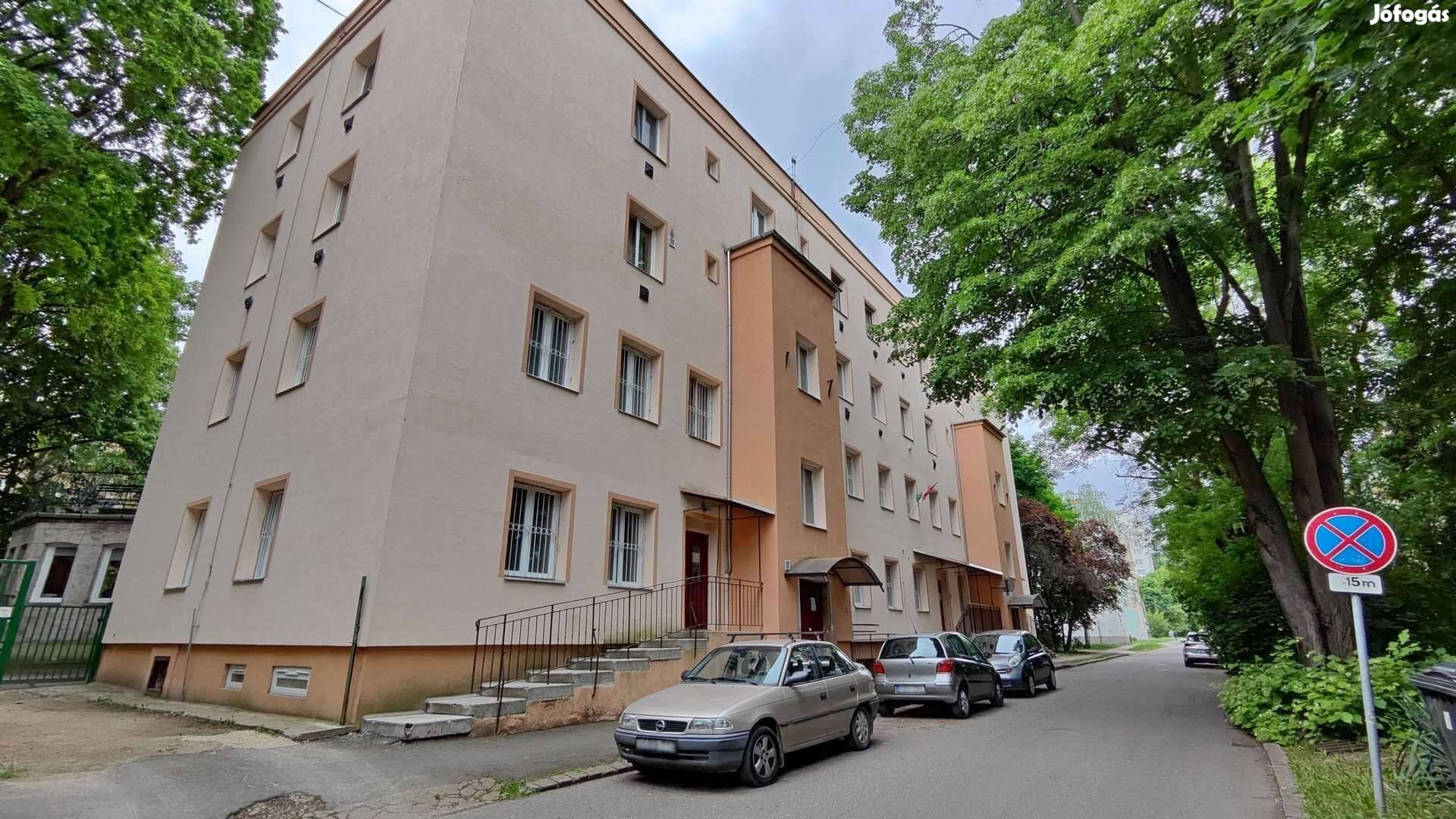 Kívül-belül felújított, azonnal költözhető lakás a Győri kapuban!!