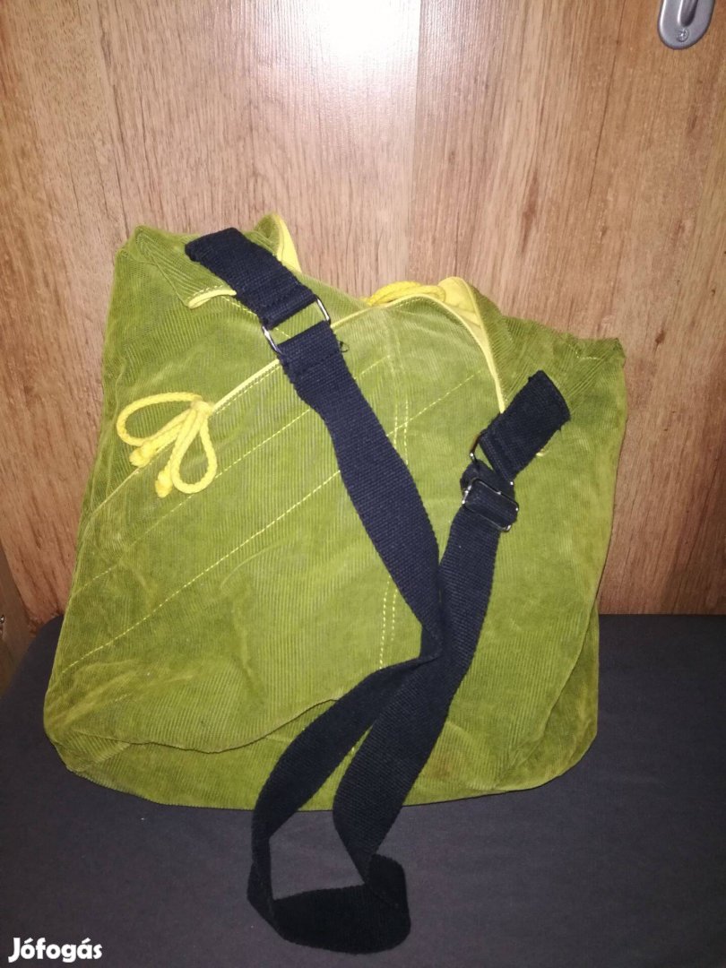 Kiwizöld kordbársony táska