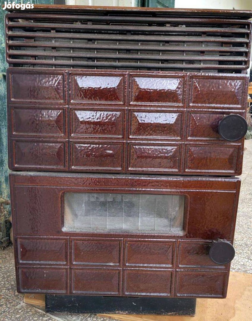 Klasszikus barna cserépkályha jó állapotban