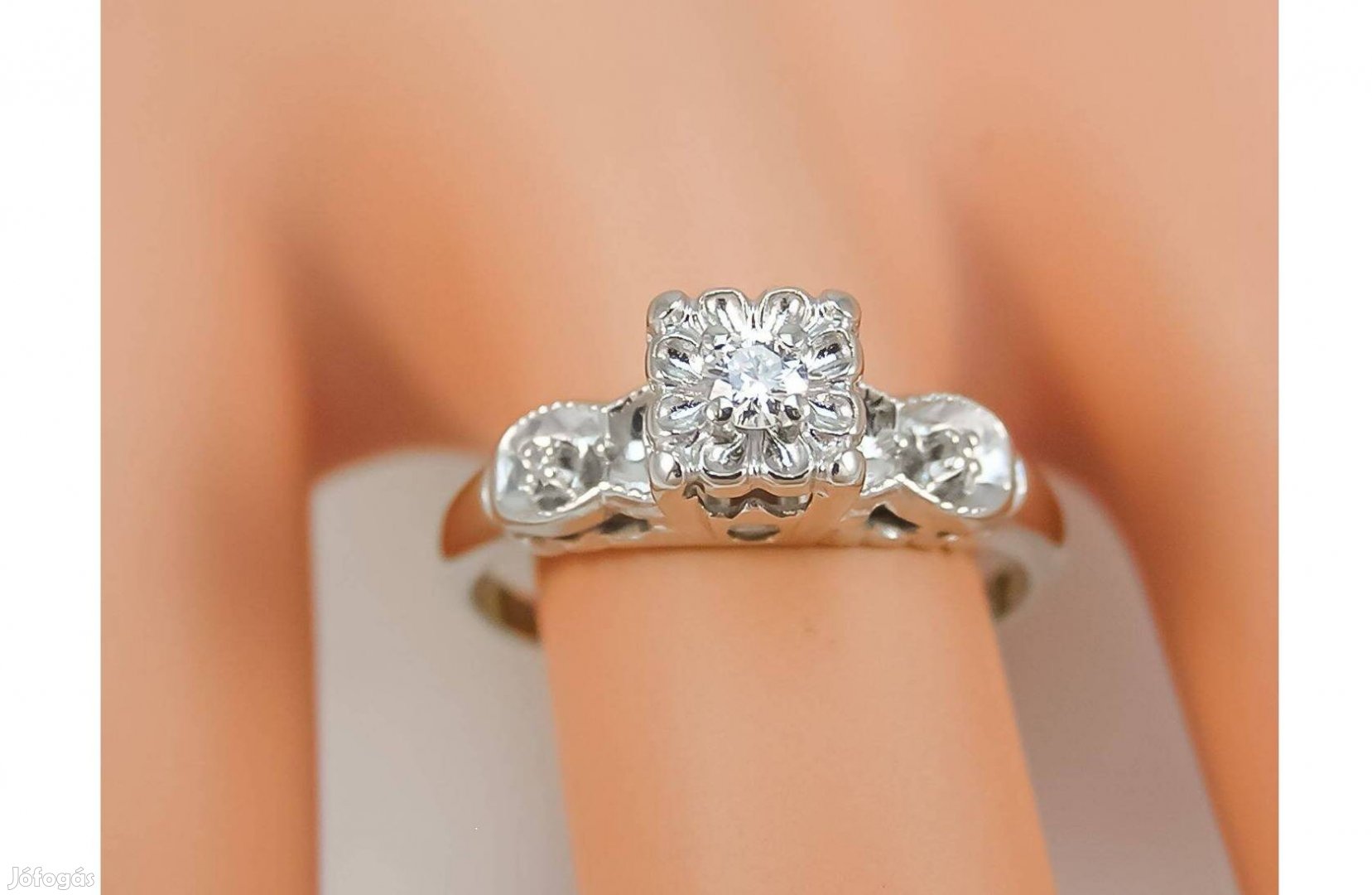 Klasszikus eleganciájú 14K Fehérarany Brill Gyémánt Gyűrű