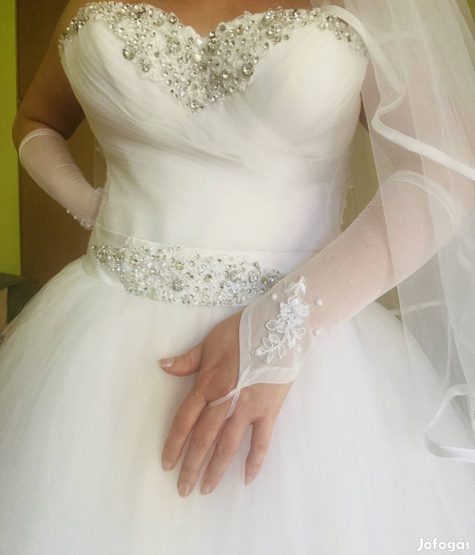 Klasszikus hercegnős menyasszonyi esküvői ruha kiegészítőkke