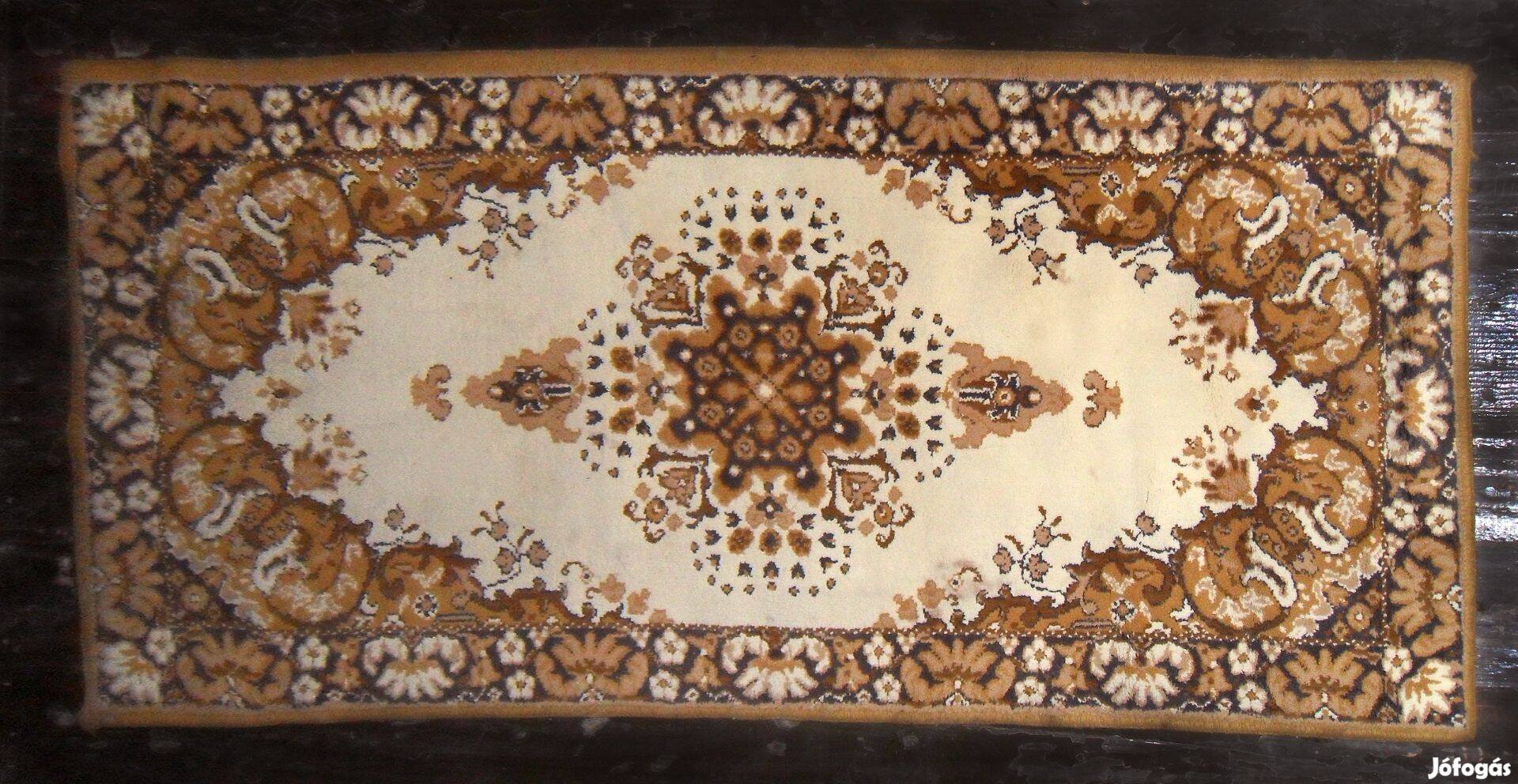 Klasszikus mintázatú szőnyeg eladó - 68 x 135 cm
