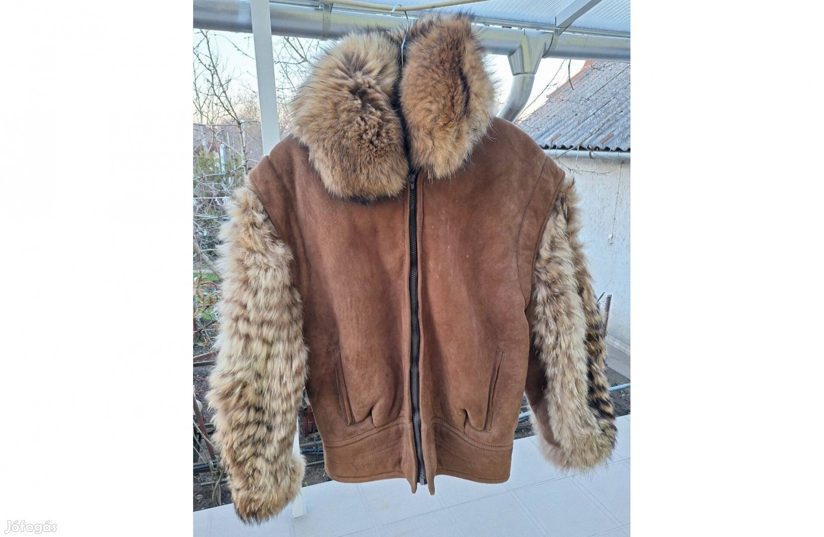 Klasszikus stílusú, barna velúrbőr vagy irha dzseki,