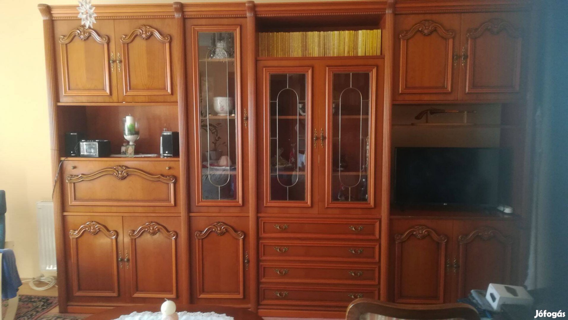 Klasszikus stílusú szekrénysor