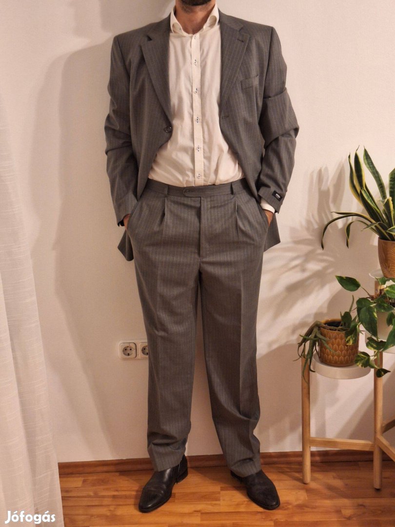 Klasszikus szabású, gyapjú öltöny