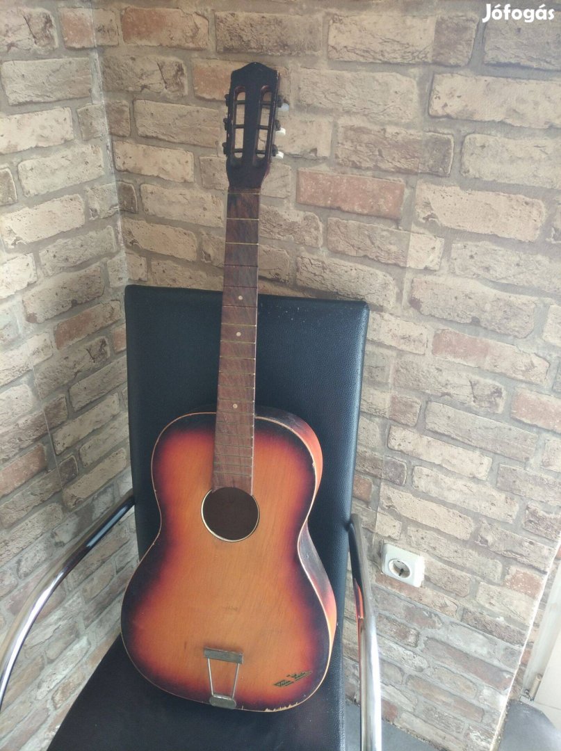 Klíra parlor gitár