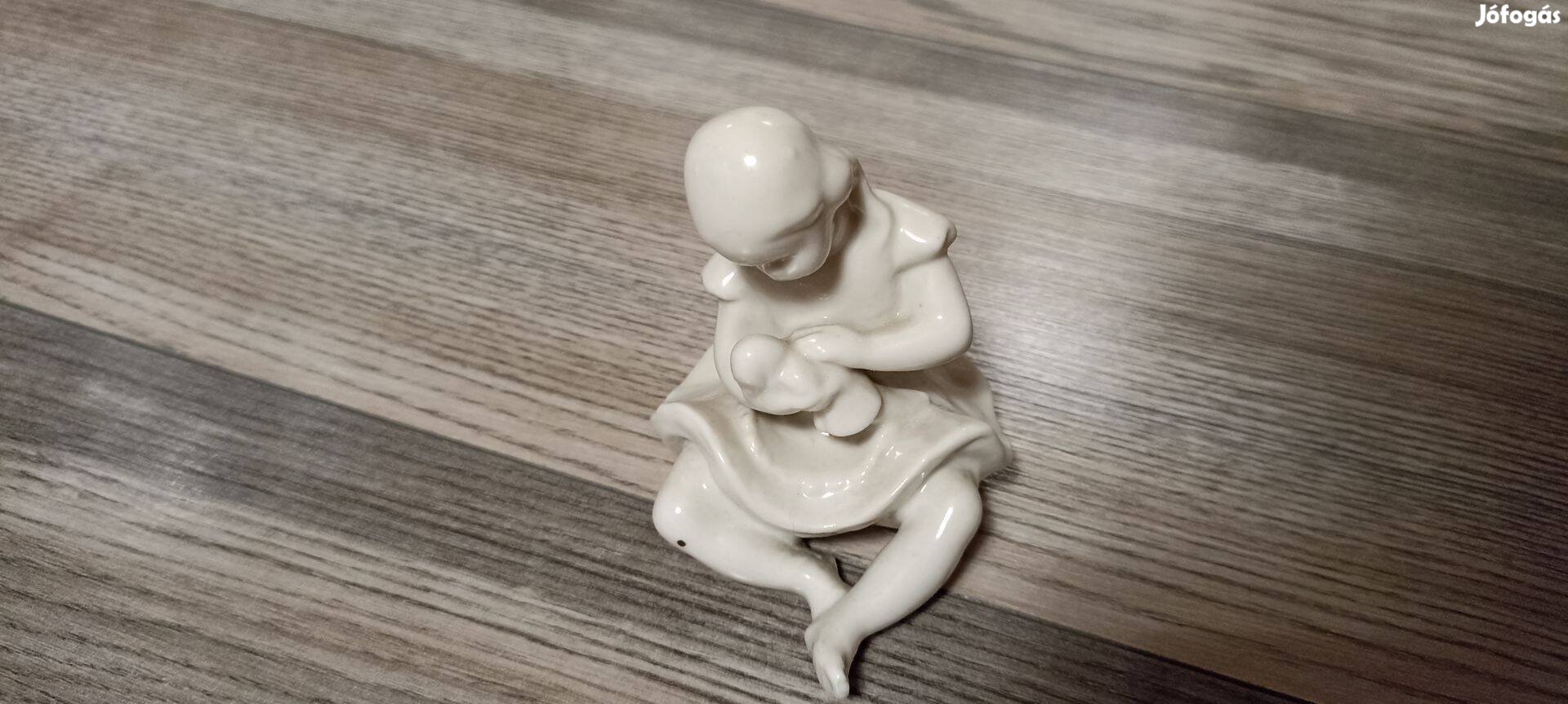 Kőbányai porcelán babázó kislány, drasche porcelán babázó kislány