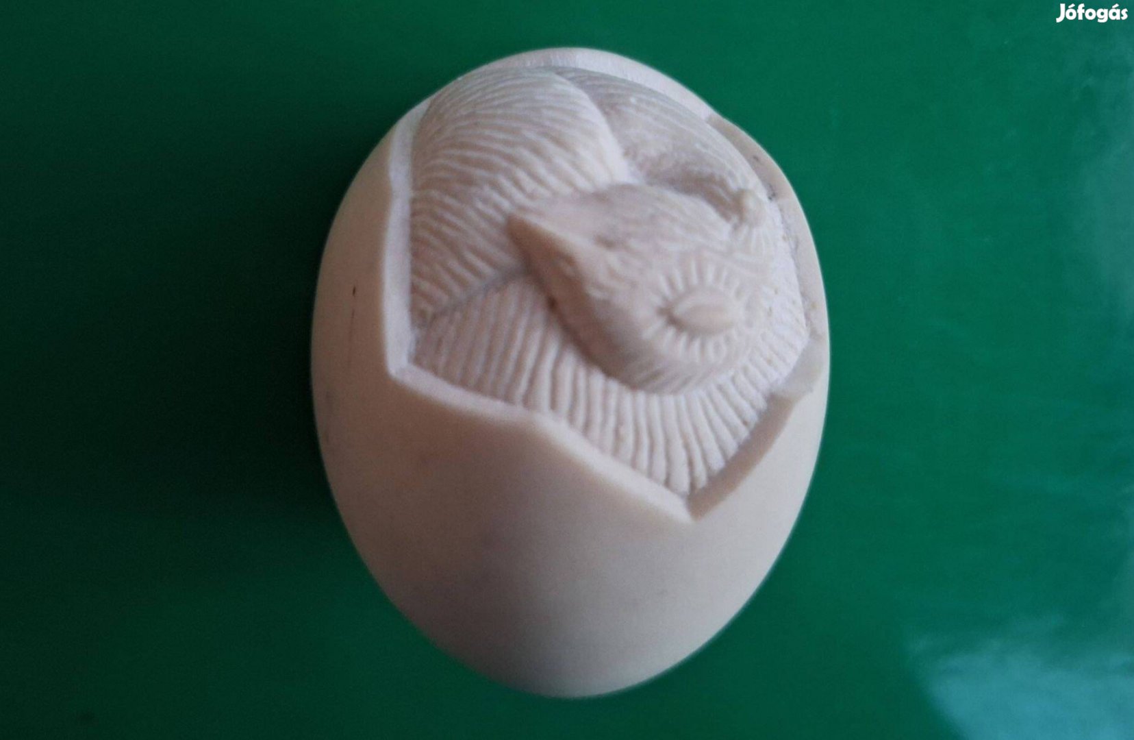 Kőből faragott dísztojás madár domborművel 5000 Ft