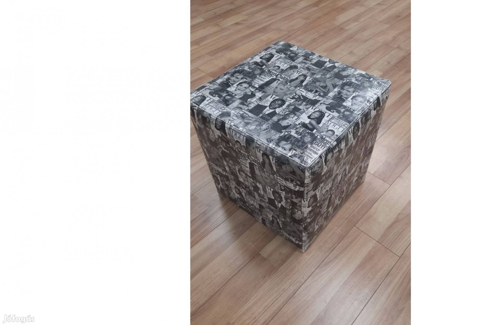 Kocka alakú, mintás ülőke