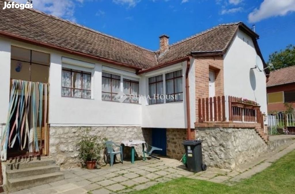 Kökény csendes utcájában 98m2-es 3 szobás családi ház