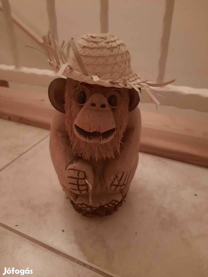 Kókuszból faragott majom