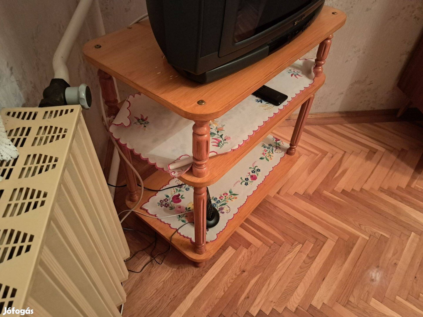 Koloniál TV állvány