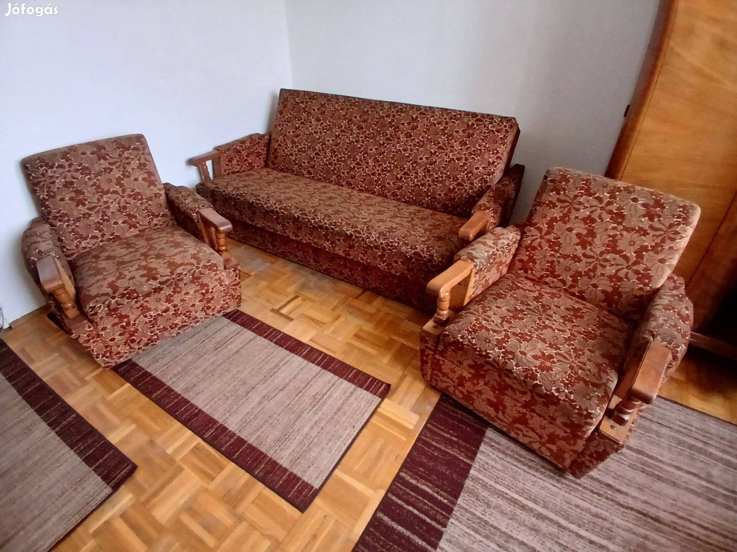 Koloniál, kinyitható, ágyneműtartós kapané, két fotellel