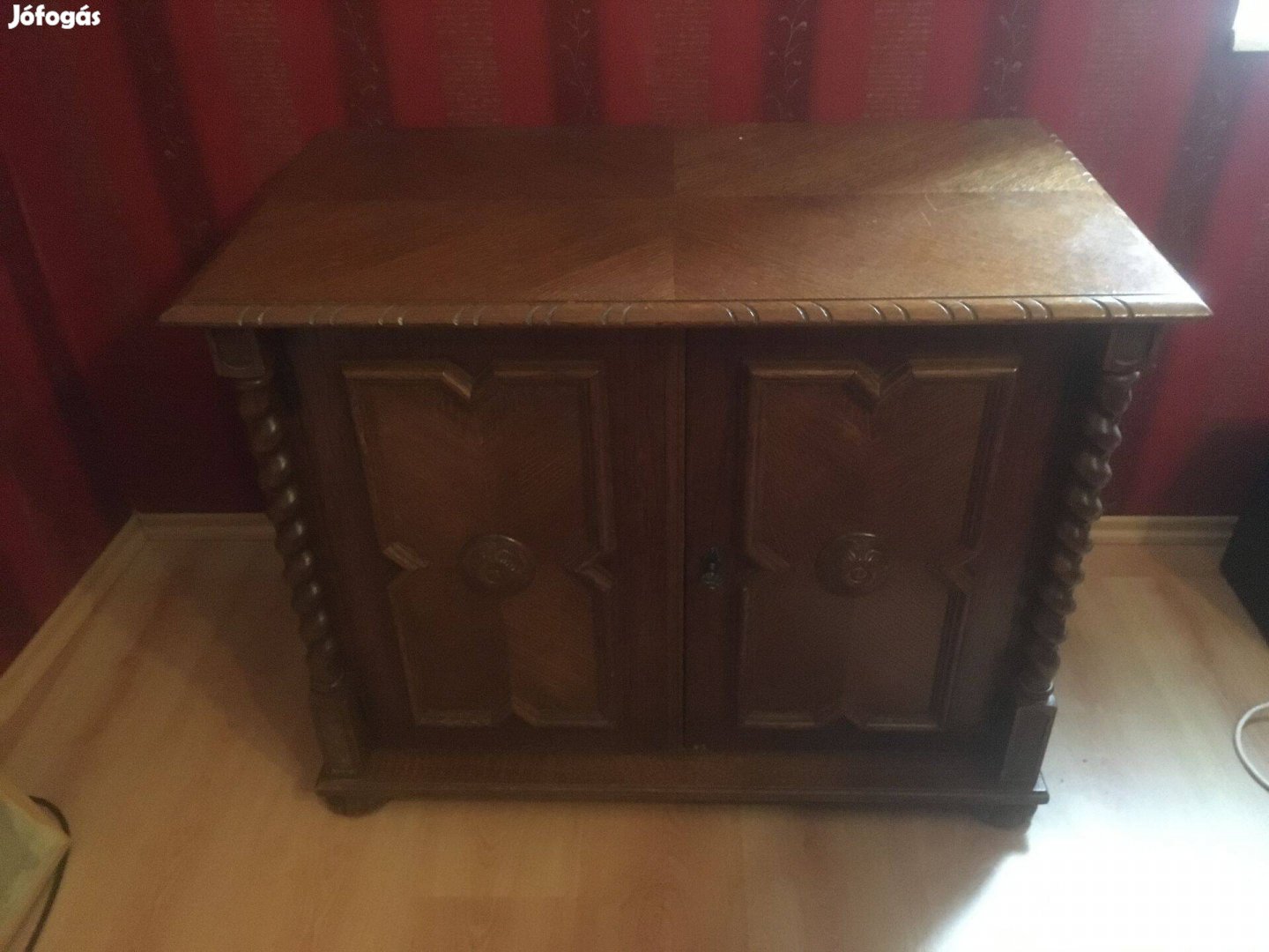 Koloniál alacsony kisszekrény