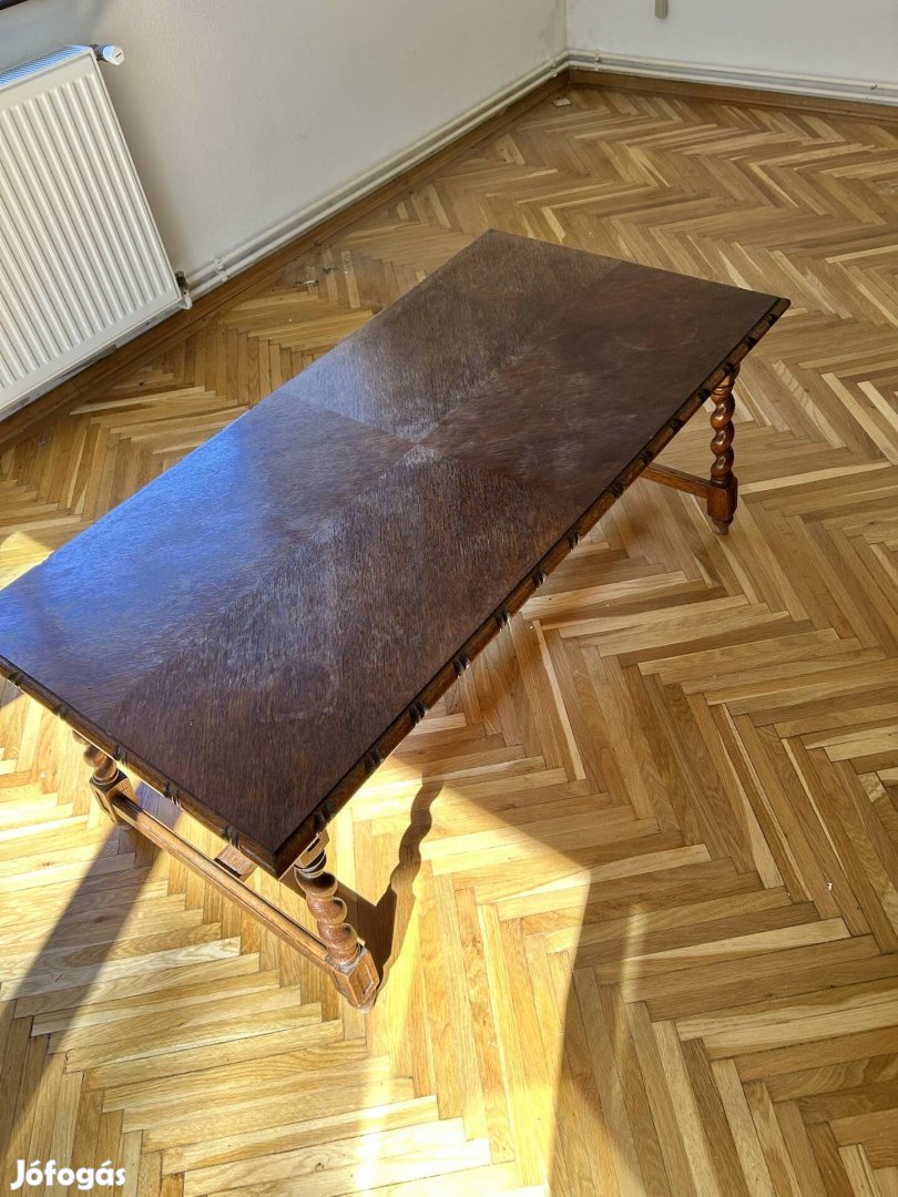 Koloniál asztal