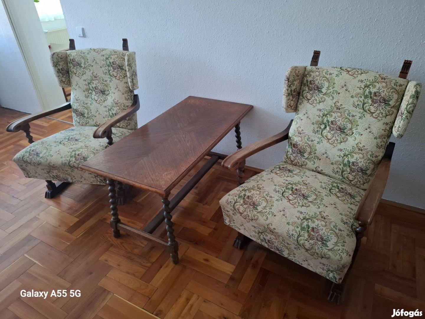 Koloniál asztal és fotelek