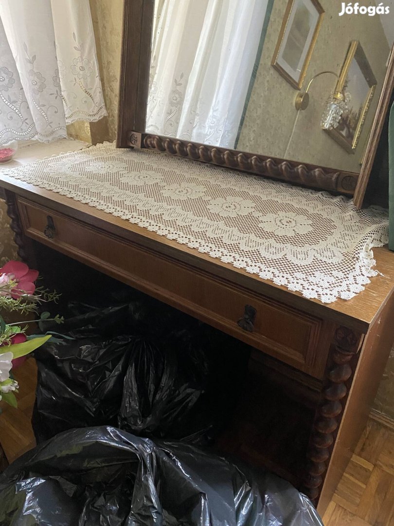 Kolonial fésülködő asztal