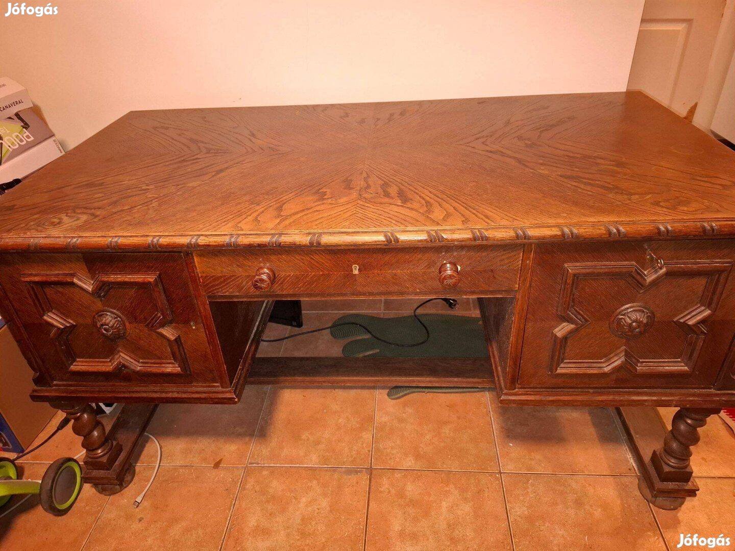 Koloniál íróasztal és komód
