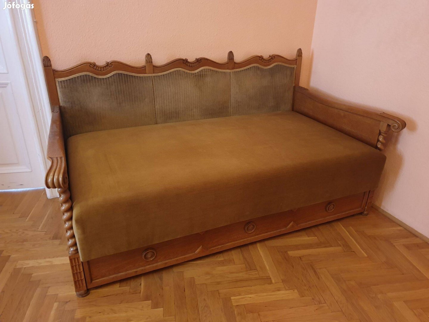 Koloniál kanapé ágy ágyneműtartóval