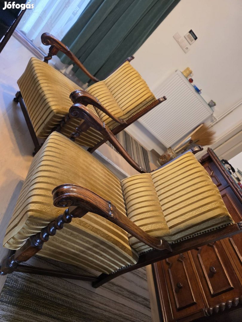 Koloniál karosszékek