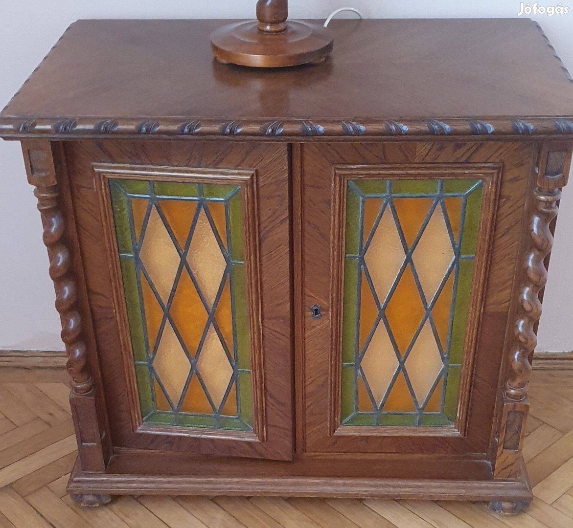 Koloniál komód ólomüveg betéttel