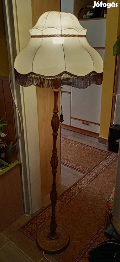 Koloniál stílusú, faragott szárú fa állólámpa