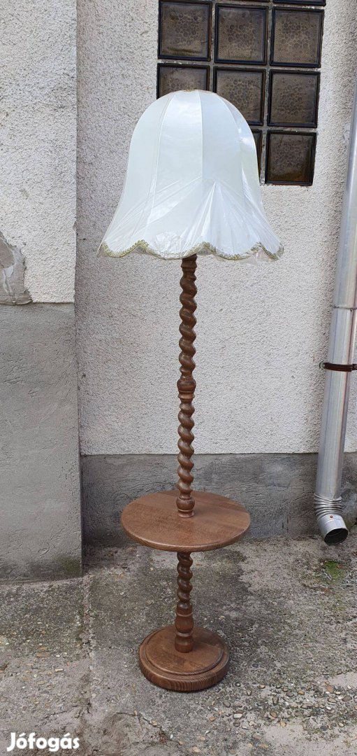 Koloniál stílusú esztergált fa állólámpa nagyméretű lámpaernyővel