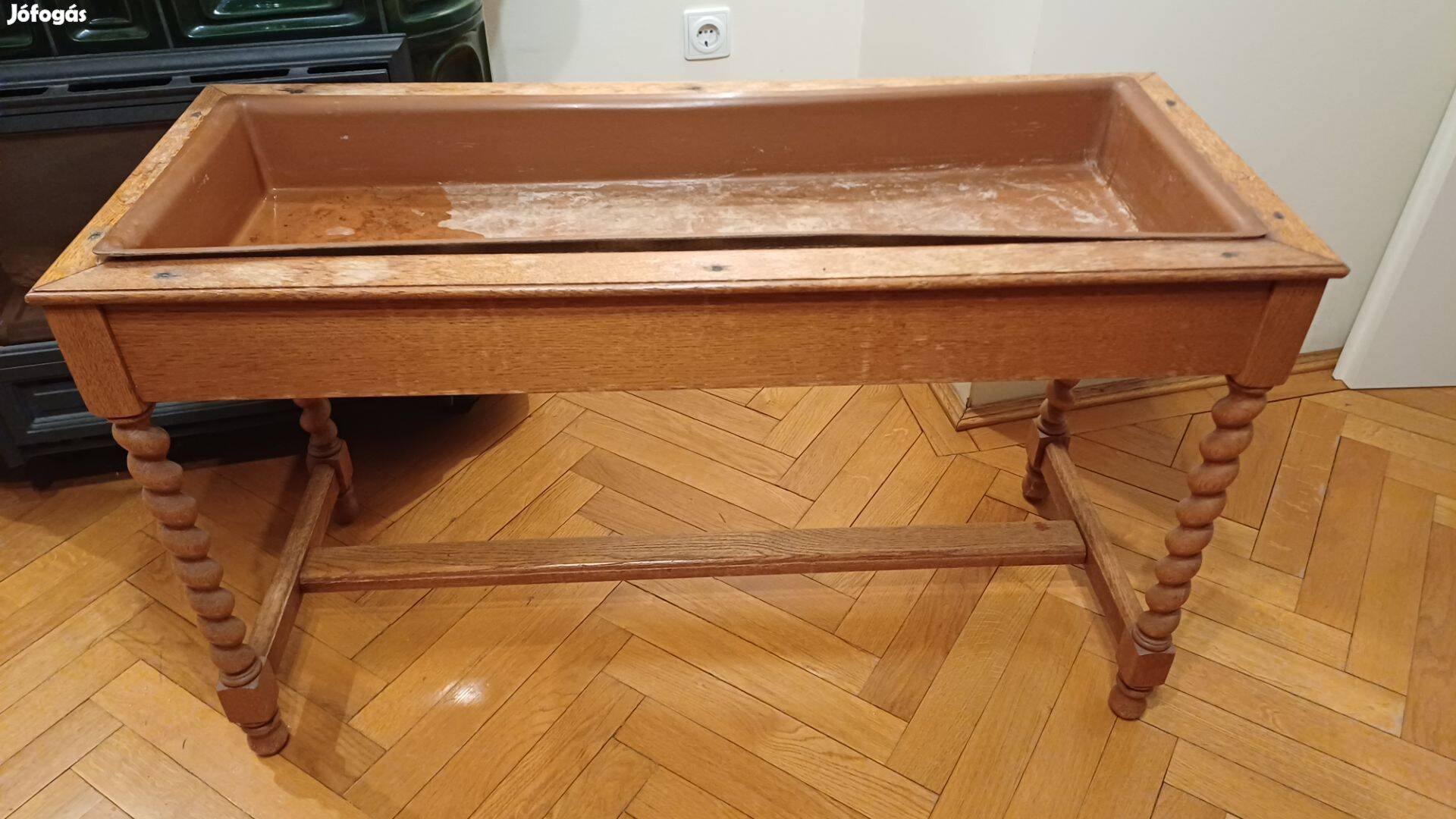 Koloniál virágtartó