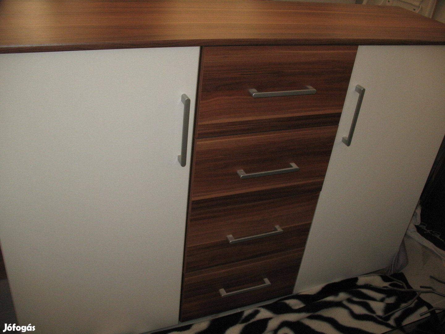 Költözés miatt eladó komód