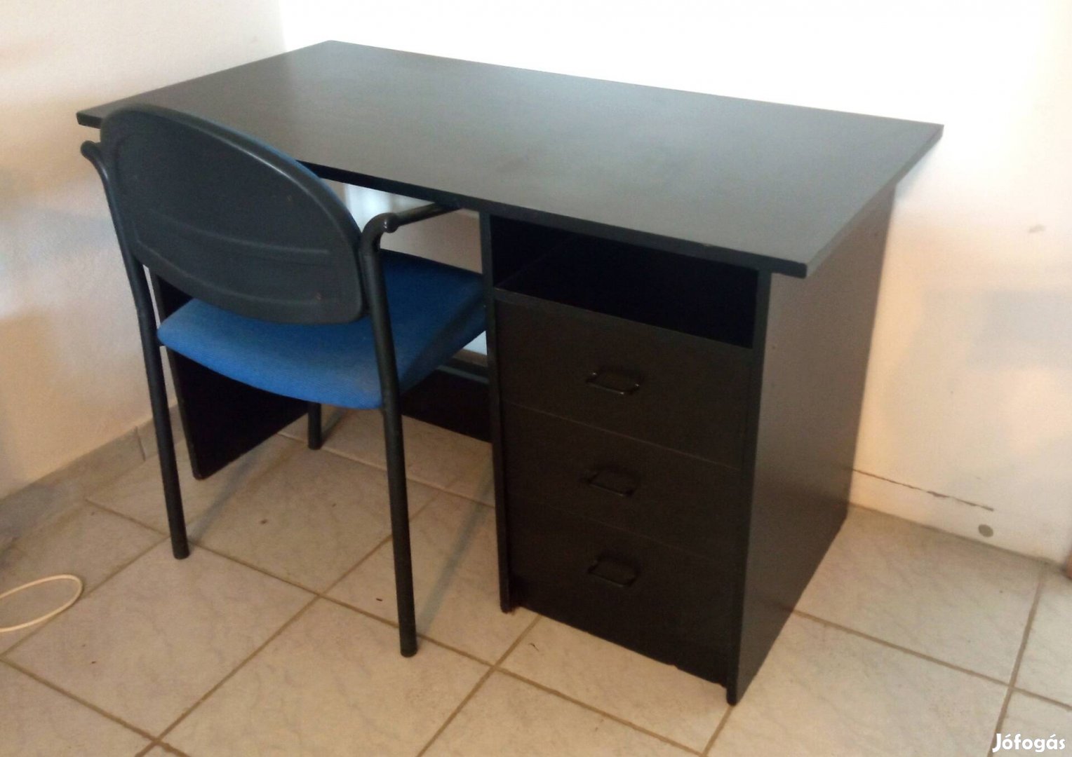 Költözés miatt jó állapotú, erős, fekete színű íróasztal, 120x60x73