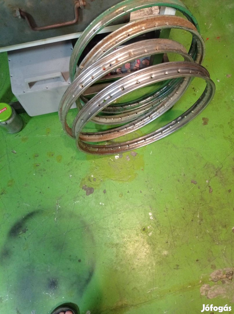 Komár 1 vagy Babetta felni 4db egyben eladó