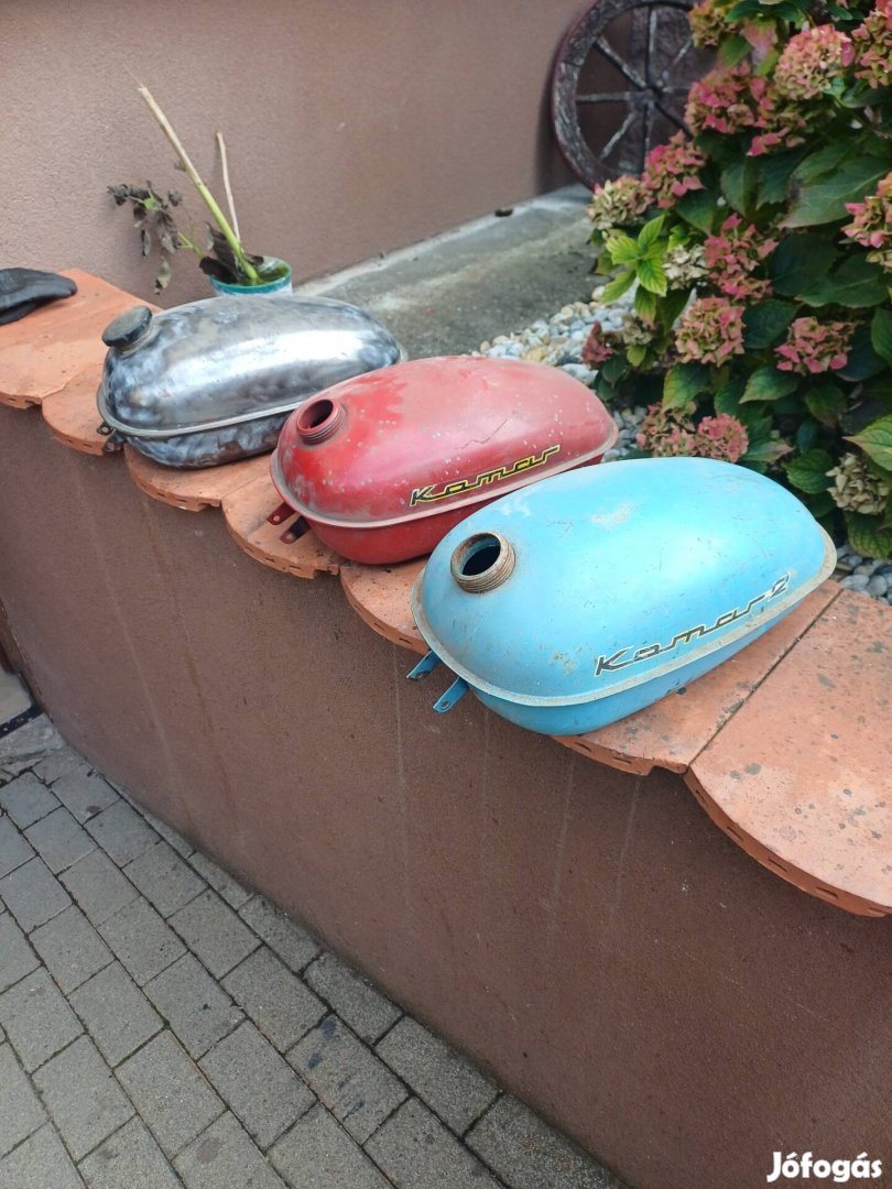 Komár üzemanyag tartály.