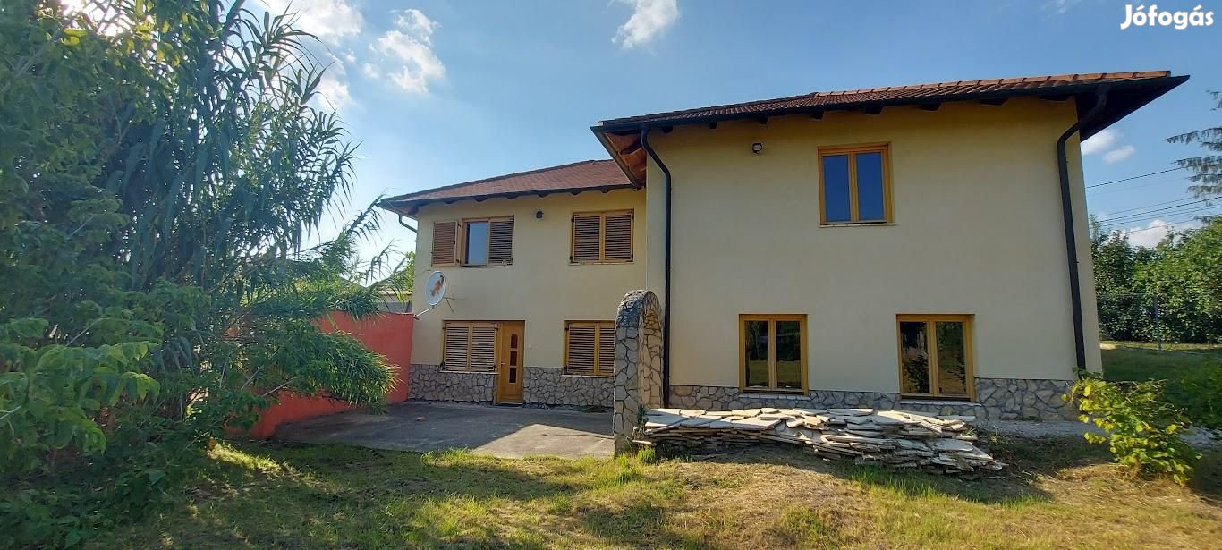 Komárom, 5 szobás  családi ház eladó
