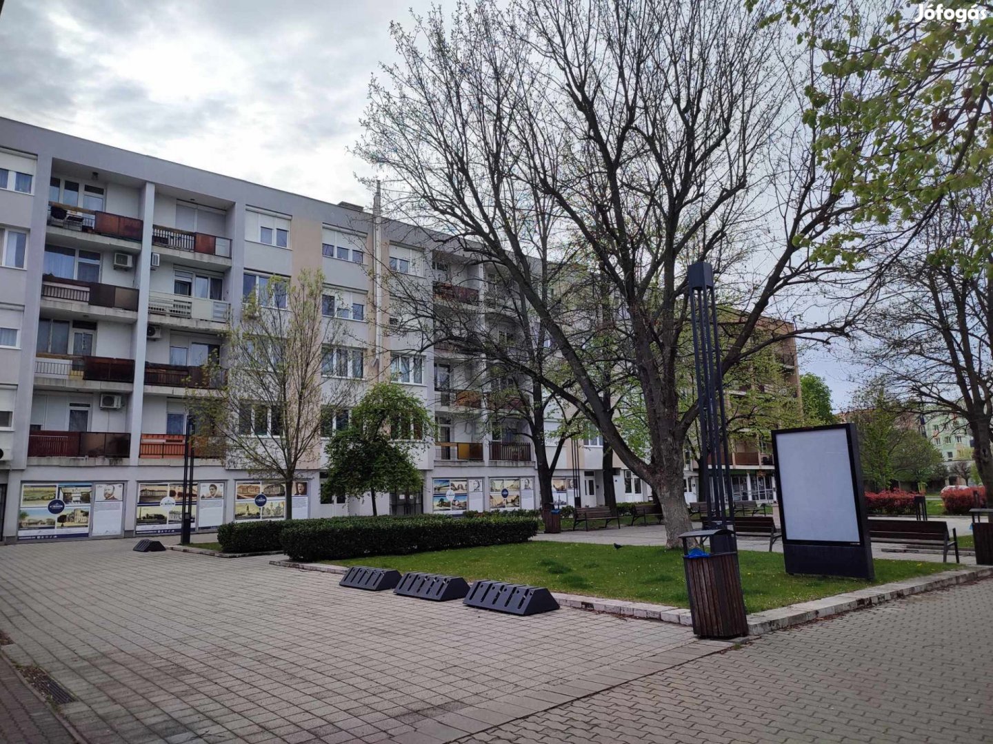Komáromban, belvárosi 2.emeleti lakás várja új tulajdonosát!