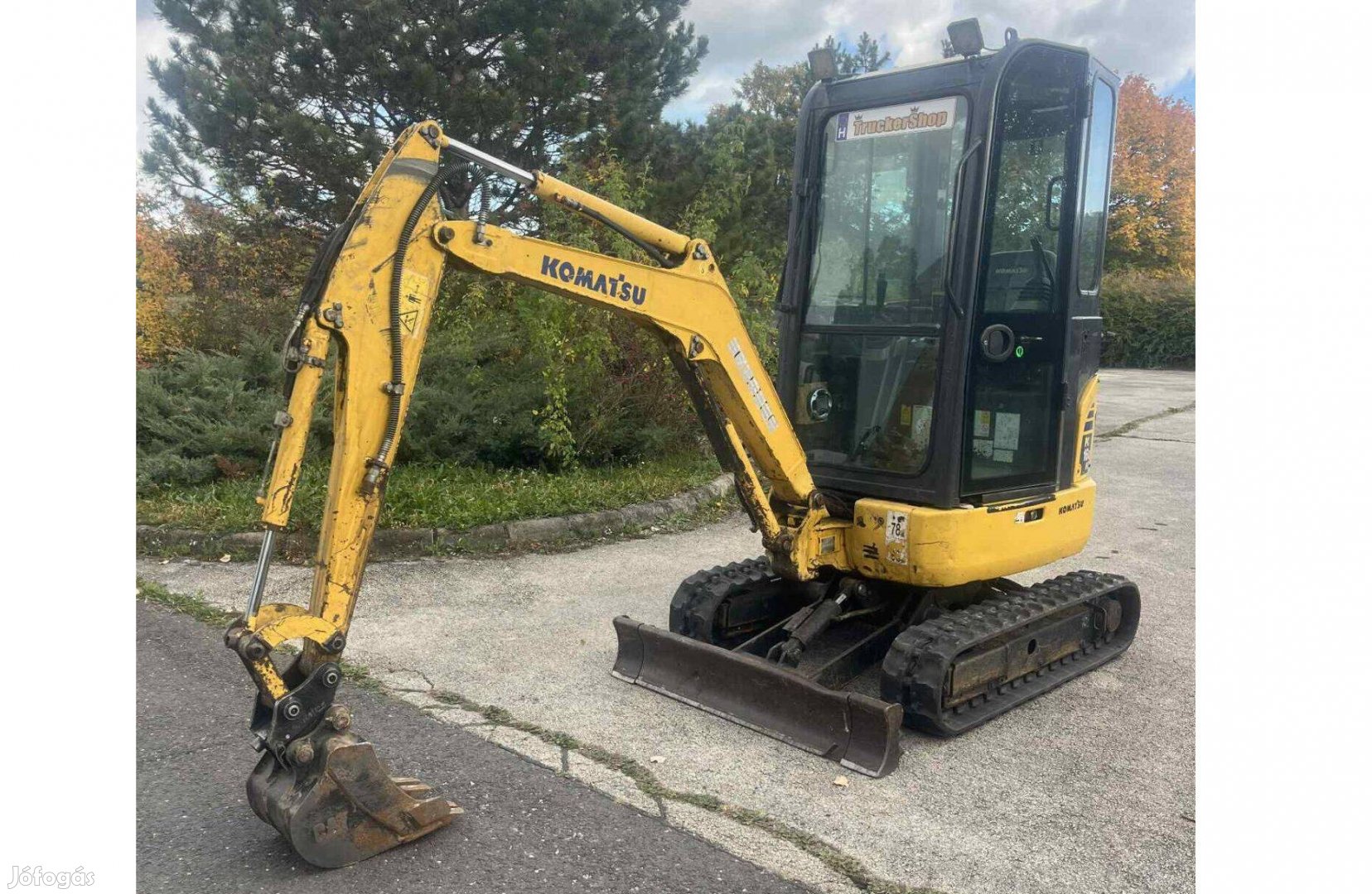 Komatsu PC16R gumihevederes mini kotrógép